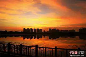 朝霞映天红 贺州爱莲湖国家湿地公园美如画图片