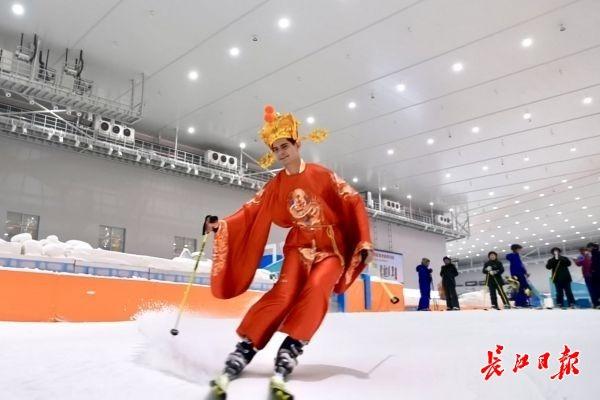 俄罗斯帅哥在甘露山文创城当“NPC”体验中国年