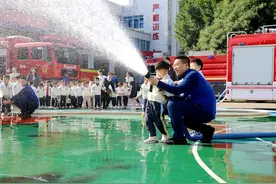 诏安县：萌娃“零距离”体验消防站图片