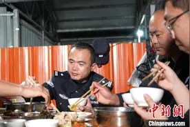中缅边境线上移民管理警察的除夕夜：守护身后万家团圆图片