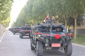 武警第一机动总队某支队举行首届“与国同庆·爱洒军营”集体婚礼图片