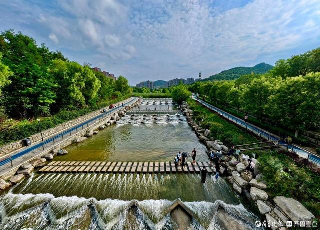 俯瞰龙鼎滨河公园，满眼翠绿清凉一夏