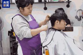 能笑着走出去的理发店出现了发型师晓华被网友喊话全国巡剪图片