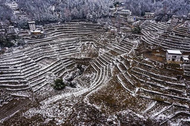 巴东：大湾梯田秀 冬雪更俊美