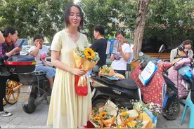 高二学子考场外卖花体验生活图片