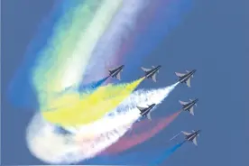 换装歼-10C 飞行员主打“能战能演”图片