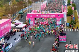 江西仙女湖马拉松鸣枪“为爱奔跑” 13000多名选手参加图片