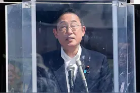 岸田文雄室外讲话时讲台竖起防弹玻璃！曾遭人投掷爆裂物攻击图片