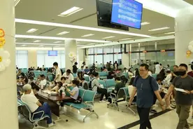 上海今年首个出入境办证夜间专场开启，这些人员可选择线上办证图片