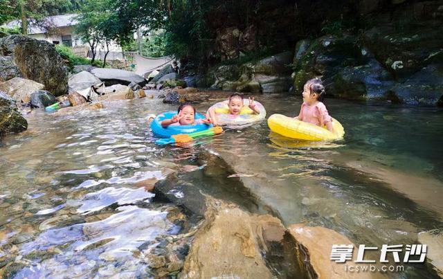 组图 |  西瓜泡溪水、水枪激战！宁乡天龙峡解锁40℃高温下的“瀑布冰镇”模式
