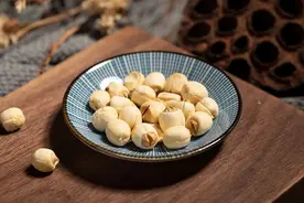 莲子的这个食用方法，对脾胃不好的人大有益处图片