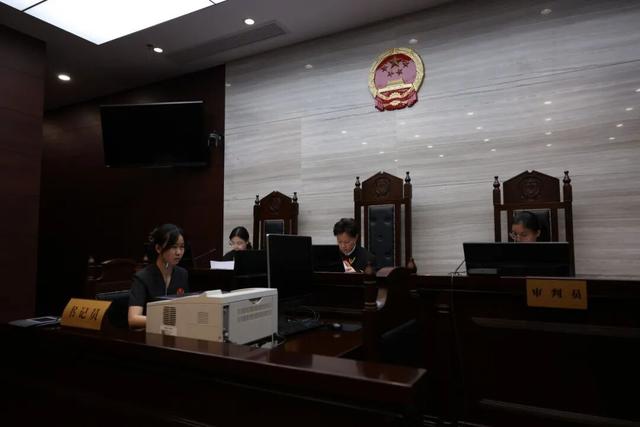 上海一女子去世留下俩美籍女儿，生父成谜！孩子档案出现关键信息？