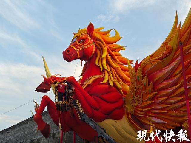 “东风夜放花千树”具象化了，一眼千年的浪漫正在南京上演