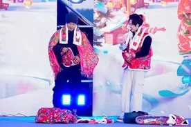 苏炳添、刘畊宏现身“村冬奥会”，观众参加趣味挑战现场抢白菜、抓大鹅图片