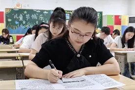 小学教师收假返校，先考一张六年级期末考试卷图片