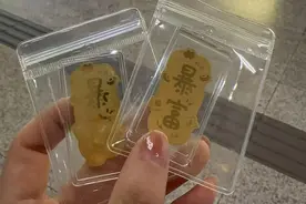 足金手机贴、贺岁盲盒、对联冰箱贴……年轻人在备一种很新的年货图片