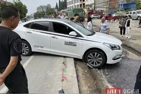 外地男子车辆被卡台阶进退两难，民警联手合力抬车救援图片