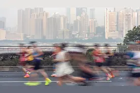 前有北马集体尿红墙、后有苏马随地便溺，中国马拉松竟拿“随便”没办法？图片