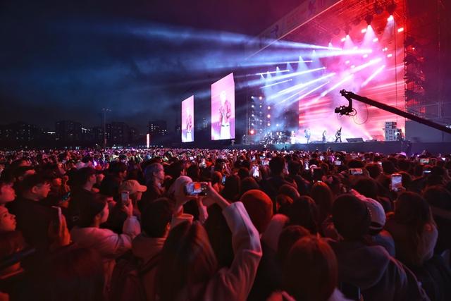 大江东 ｜ 前滩音乐节来了！上海市区这场3万人级户外演出如何“无中生有”