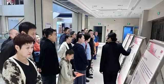 国庆期间庆阳市博物馆众多游客参与红色文化流动展览讲解活动