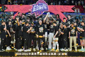 成就CBA三连冠，主帅杨鸣说辽宁队夺冠并不容易图片