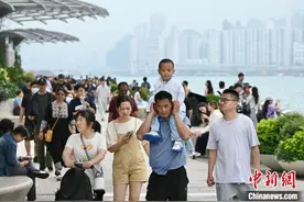 中国内地赴香港“个人游”旅客享受旅游时光图片