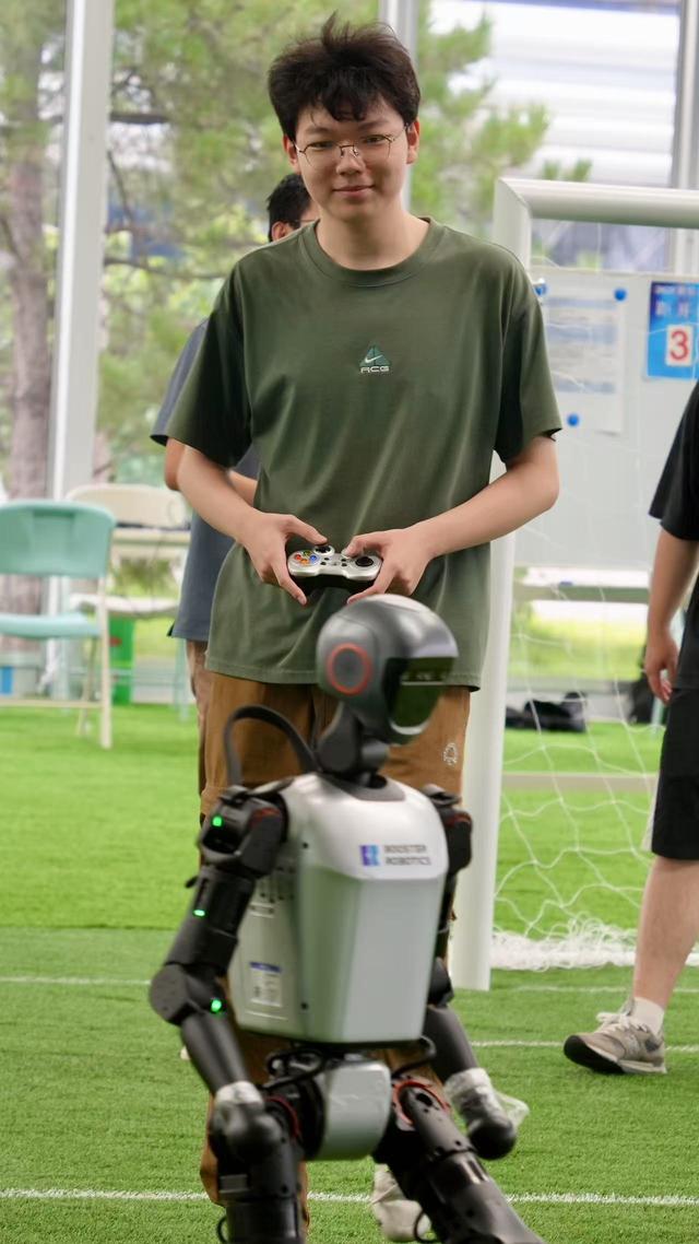 赛队特辑｜从编程到赛场，人大附中队如何玩转人形机器人足球赛?