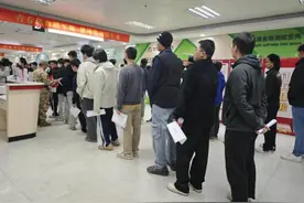 热血青年争入伍，征兵体检正当时！深圳市龙华区征兵办组织应征青……图片
