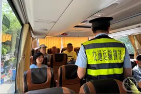 @市民游客，遇到黑车、拒载、多收费，速打这两个电话投诉图片