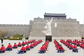 超然台上“超燃”，潍坊诸城百人着汉服齐奏古琴图片