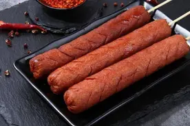 争议中的淀粉肠：是鸡骨泥还是淀粉？有商家称被“误伤”生意受影响 | 封面深镜图片