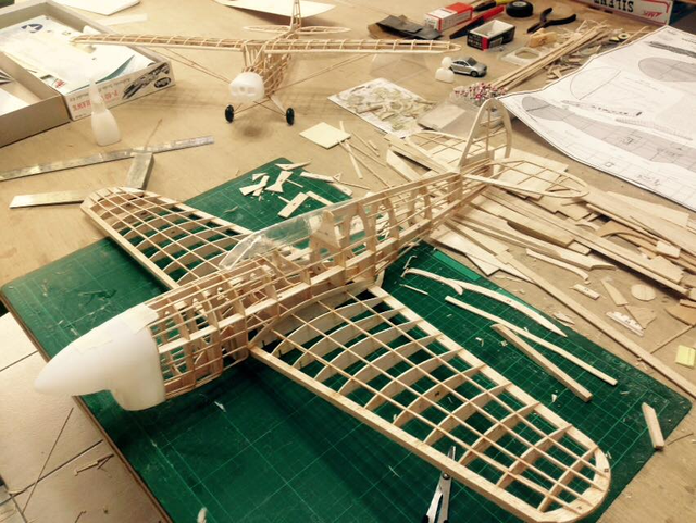 看完中国大学生手搓轰炸机，爱刷抖音的美国人天塌了。