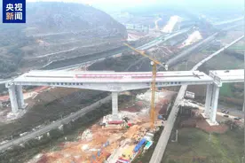 刷新国内纪录！云南宣富高速上跨盘西铁路立交桥成功转体图片