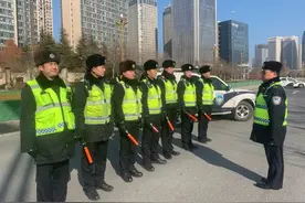 举杯团圆莫酒驾，交警“姑爷”不放假！图片