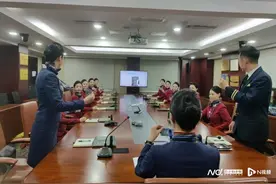 飞机失火、颠簸、遭遇迫降怎么办？空乘人员展示这些隐性技能图片