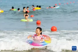 山东青岛：乐在海水浴场图片