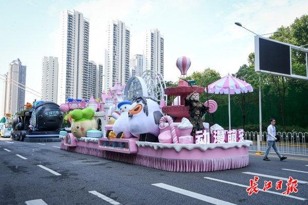 直击！蒜鸟、悟空、Labubu坐花车巡游武汉
