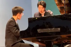 郎朗感叹武汉非专业学员五年可以弹奏高难度作品，重现“得得式”教学名场面图片