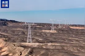 疆电入渝 | 哈密—重庆±800千伏特高压直流输电线路工程新疆段实现全线贯通图片