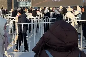 哈尔滨冰雪大世界开园：70岁阿姨玩冰滑，万人“雪地蹦迪”图片