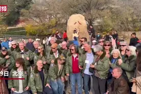百岁美国飞虎队老兵再登长城，在“好汉碑”前留影图片