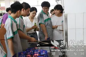 襄阳二十四中举行意大利美食节厨神PK赛图片