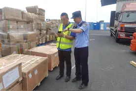 应对物流高峰，机场警方严密安全检查拧紧“安全阀”图片