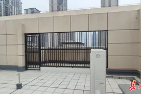 楼顶被人私设了铁门，居民担忧“破窗效应”！一波三折后，铁门拆了图片