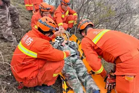 护林员在山中不慎受伤被困半山腰 北京门头沟消防紧急救援图片