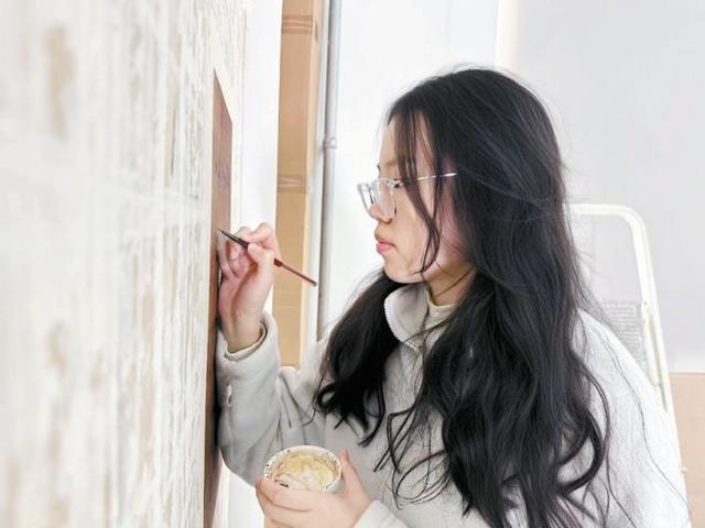 今年央美首批“文物医生	”毕业	，1:0.7比例复刻重现千年敦煌