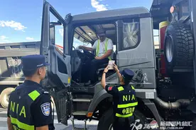 巴克图口岸出入境往来按下加速键图片