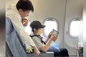 全红婵赛后低调回京，网友偶遇其坐经济舱看报纸打游戏，书包上挂满乌龟像进货图片