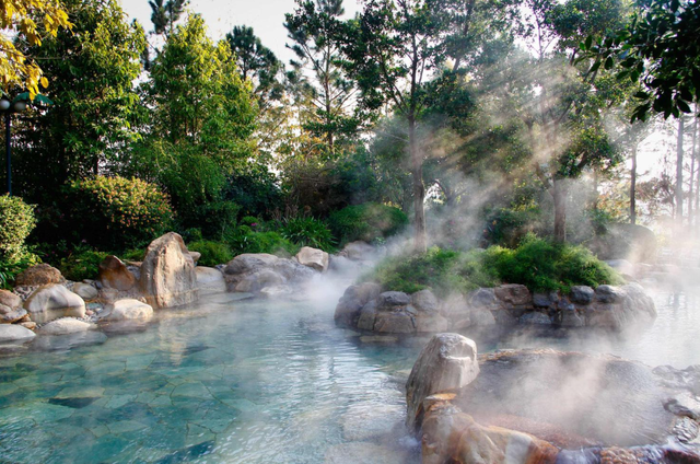 温泉润泽，云南这座小城坐拥半城湖光丨云新闻·滇地宝藏⑮