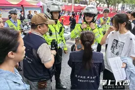 准考证落车上，铁骑志愿者携手火速取回图片